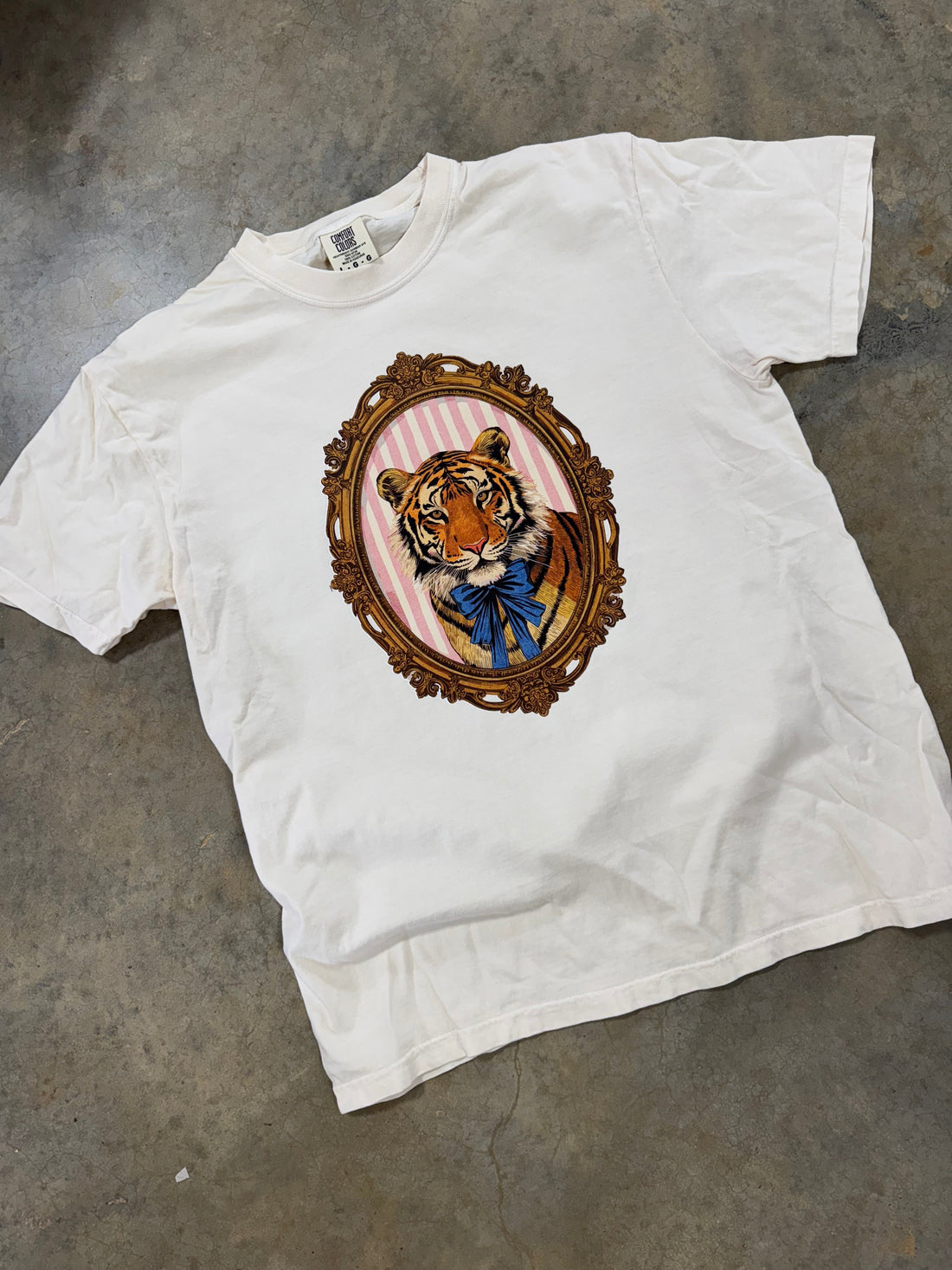 Tiger Graphic Tee Coquette | Vintage Tiger Shirt | Bow Tiger Tee | Western Boutique Shirt | Comfort Colors Graphic Tee